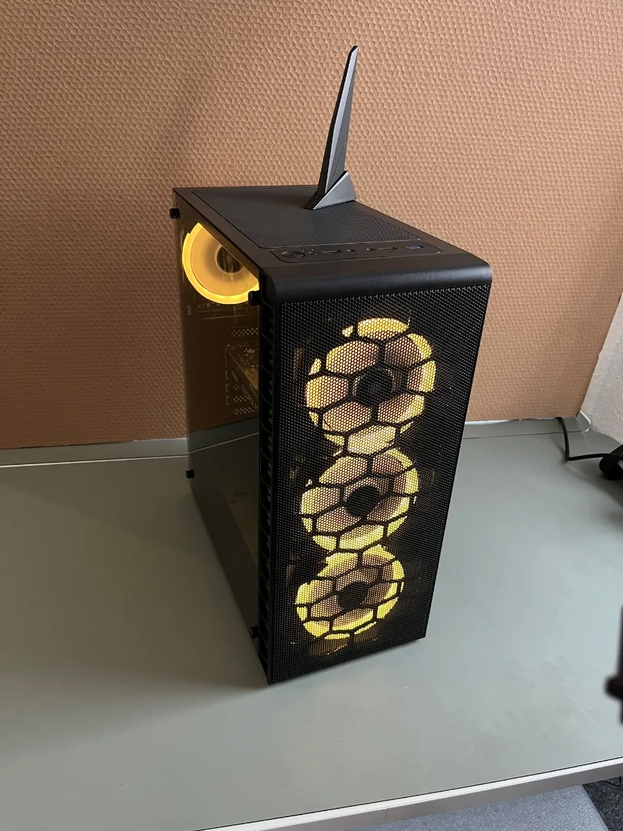 Gaming PC AMD 5700, 16GB RAM, 1TB SSD, 8GB GK, Monitor 23“, Tastatur und Maus